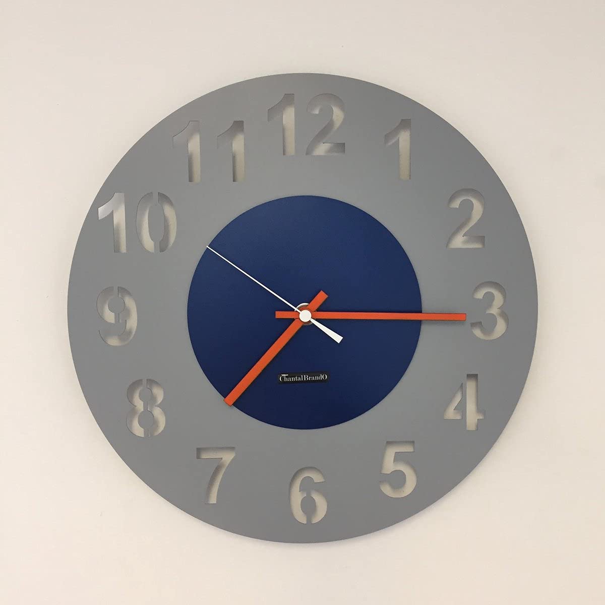 Horloge Amsterdam gris et bleu avec aiguilles oranges au design moderne hollandais