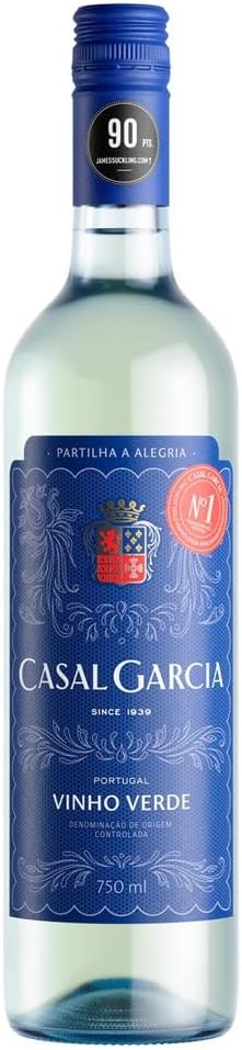 Garrafa de vinho branco Casal Garcia com rótulo verde