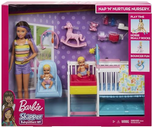 Barbie Skipper Babysitter Inc, Nap 'N' Nurture Kinderzimmer Accessoires, Kinderbetten, Schaukelpferd, Wippe, 3 Puppen, Geschenk für Kinder ab 3 Jahren,GFL38