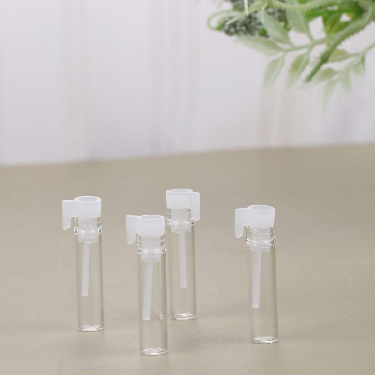 500 sztuk perfum butelki wielokrotnego napełniania szklana butelka klips do długopisu pojemnik na drobną mgiełkę z pokrywką pojemniki z rozpylaczem wielokrotnego napełniania puste perfumy podróżny poj