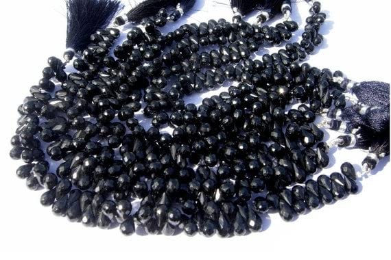 Briolettes en spinelle noir de 8x6-9x6mm taillées pour scintiller intensément