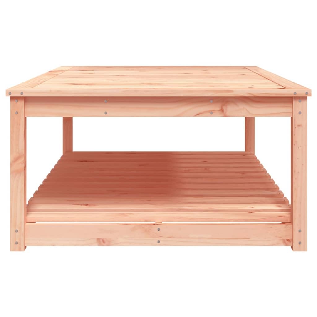 Masywny stół ogrodowy z drewna daglezji, 121 x 82 x 45 cm, ze stabilnym blatem i praktyczną półką na dodatkowe miejsce do przechowywania na tarasie lub w ogrodzie.