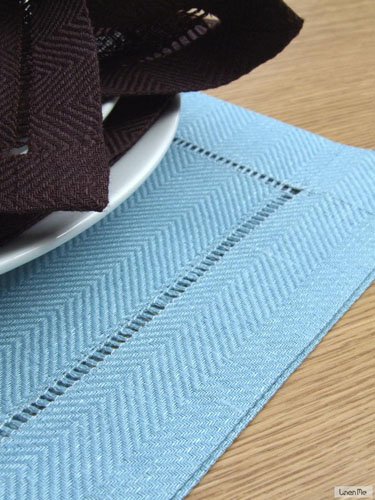 Manteles individuales de lino lavable azul cielo Emil LinenMe para proteger tu mesa