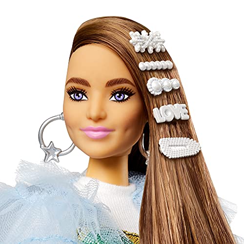 Barbie GYJ78 - Extra Puppe, Regenbogenkleid, blaue Rüschenjacke, Haustier-Krokodil, lange brünette Haare, mehrlagiges… – Bild 5