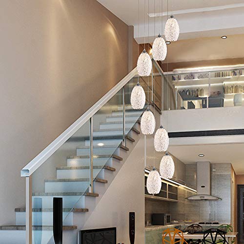 Escalier en colimaçon sublimé par un long lustre suspendu de loft - 7