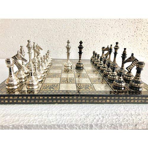 Jeu d'échecs en laiton 30,5 cm contre les pièces légères qui tombent