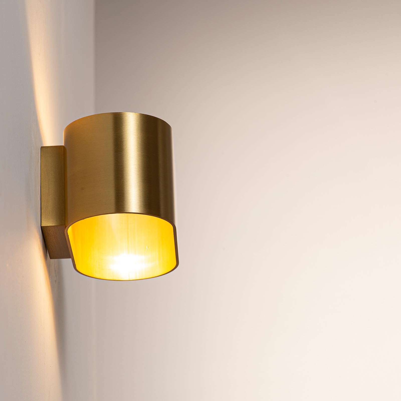 Alpinaluz Applique da Parete Up & Down con Attacco G9, Design Curvato in Metallo, Lampada Decorativa da Interno per Corridoio, Soggiorno e Camera da Letto, IP20 (Oro satinato)