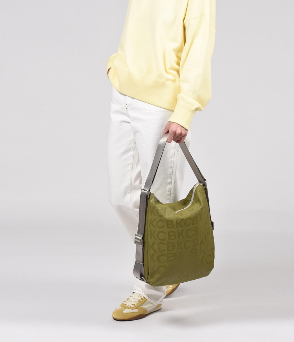 Bolso Mochila KCB Stamp | Versatilidad y Estilo | Diseño Convertible y Espacioso | Perfecto para el Día a Día | Asas Ajustables | 100% Vegano | Color Cereza