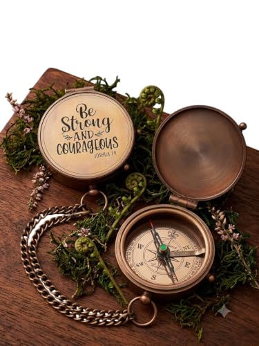 Brújula de latón grabada Be Strong and Courageous Joshua 1:9 con estuche de cuero y cadena – Brújula de bolsillo vintage artesanal, regalo cristiano inspirador para hombres, mujeres, graduación, bautizo, confirmación miniatura 2