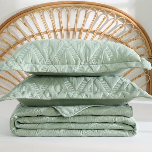 Image of EVENHUG Quilt Set King Size Soft Lightweight Bedspreads with 2 Pillow Shams Reversible Bedding Coverlets for All Seasons 3 Piece (106 inchx96 inch)