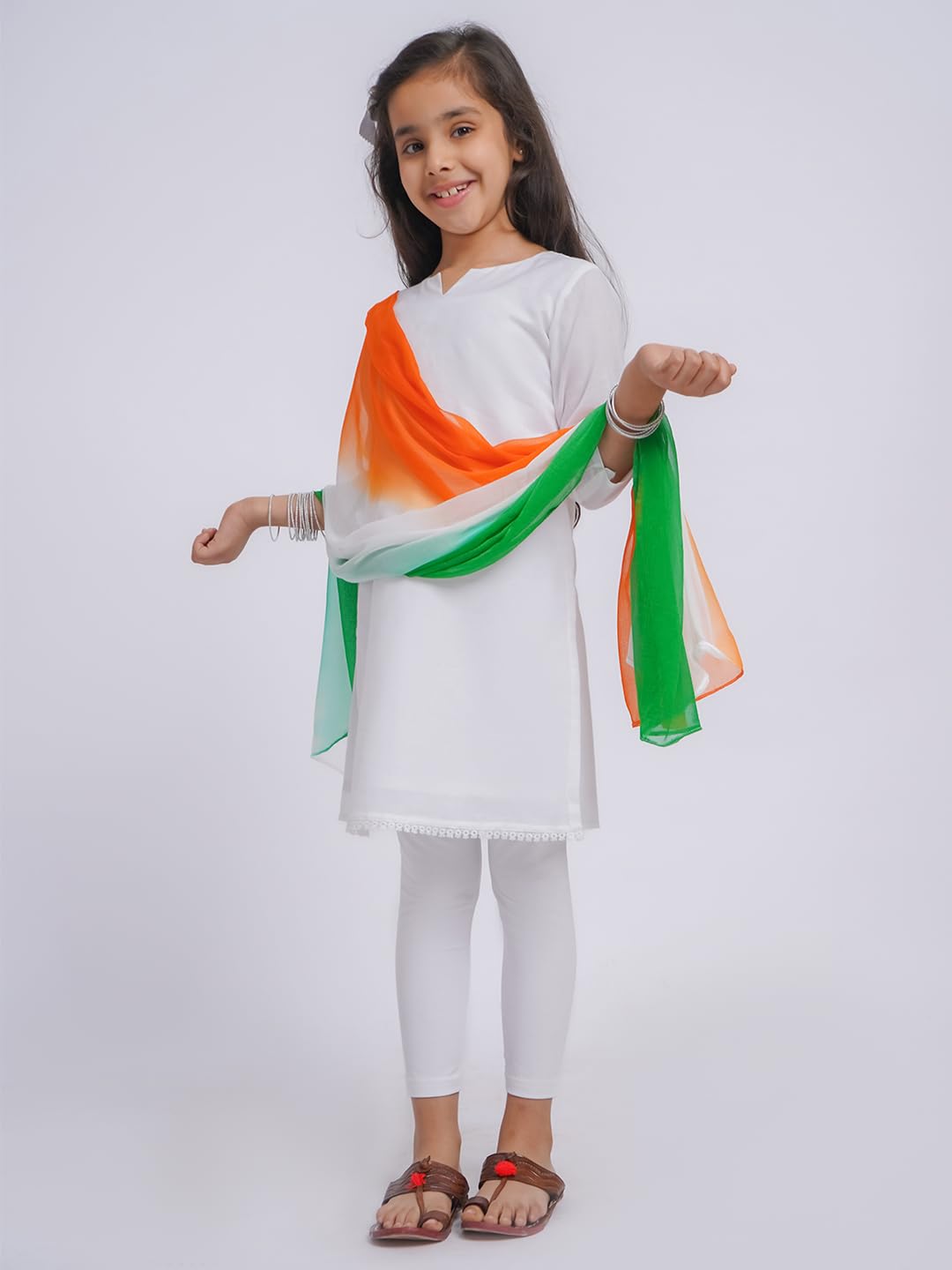 VASTRAMAY Kurta da bambina in cotone bianco con leggings e Dupatta tricolore - Abbigliamento etnico speciale per la festa della Repubblica, comodo ed elegante, per ragazze