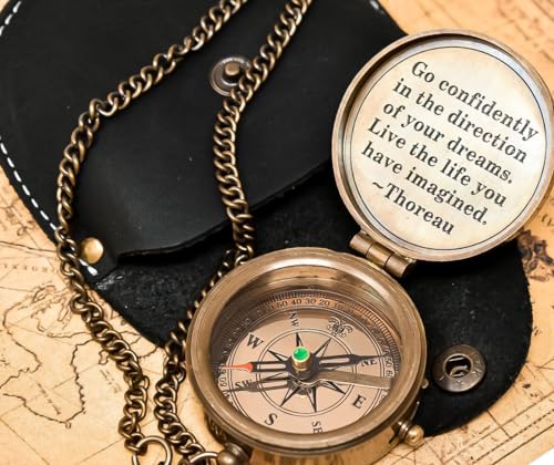 Brújula de camping grabada «Go Confidently» de Thoreau con funda de cuero miniatura 2