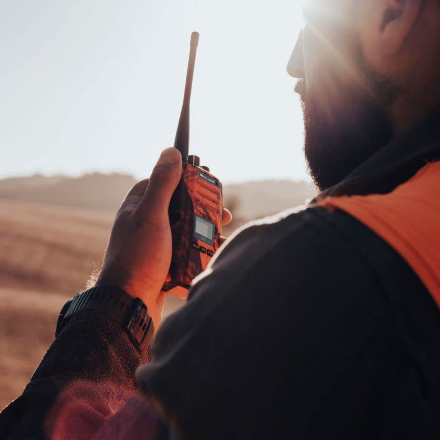 Midland- Walkie Talkie Profesional Largo Alcance G13 Blaze, Emisora Trekking y Outdoor, 99 Canales PMR446, Impermeable IPX4, 12Km, VOX y Canal RRM, Batería Li-Ion 2600mAh hasta 40H, Moassy Oak Naranja