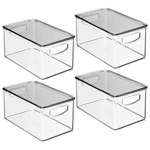 mDesign Set da 4 Contenitore per il bagno con manici – Organizer in plastica ideale per i cosmetici dotato di coperchio – Pratico e capiente cesto per il bagno – trasparente/grigio