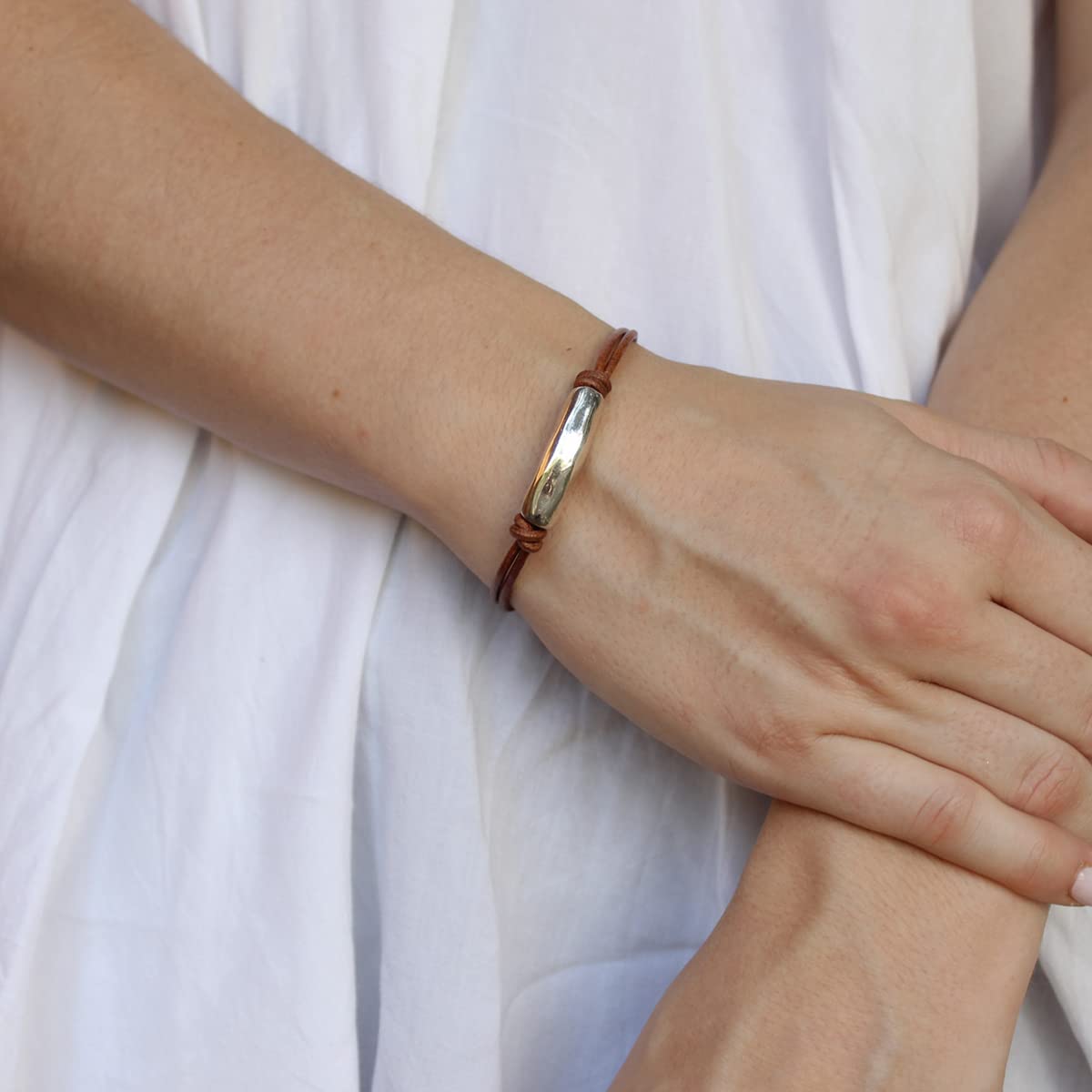 Pulsera de cuero para mujer hecho por Intendenciajewels – Hecho a mano - Pulsera bohemia - Joyas para mujer - Pulsera de cuero y plata - Pulsera ajustable de 16-19,5 cm.