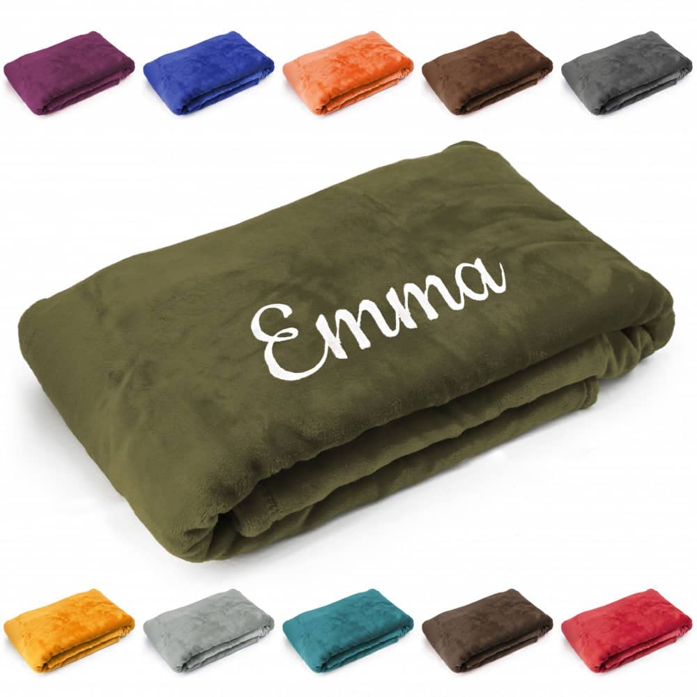 Deitert Kuscheldecke mit Namen oder Wunschtext Bestickt, 200cm x 150cm, extra weiche und gemütliche Sofadecke/Wohndecke, hochwertiges Fleece, personalisiertes Geschenk (Olive)