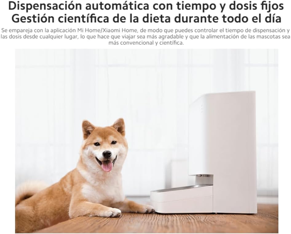 Gos al costat d'un alimentador intel·ligent per a mascotes Xiaomi