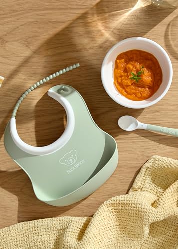 BabyBjörn Baby Feeding Set, 3 pcs, Powder Green | Includes Baby Plate, Baby Fork, Baby Spoon, and Baby Cup | Dishwasher Safe | Toddler Feeding Set for self-Feeding or Baby-led weaning3