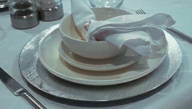 Platos cargadores elegantes redondos de 13 pulgadas con anillos para servilletas miniatura 7