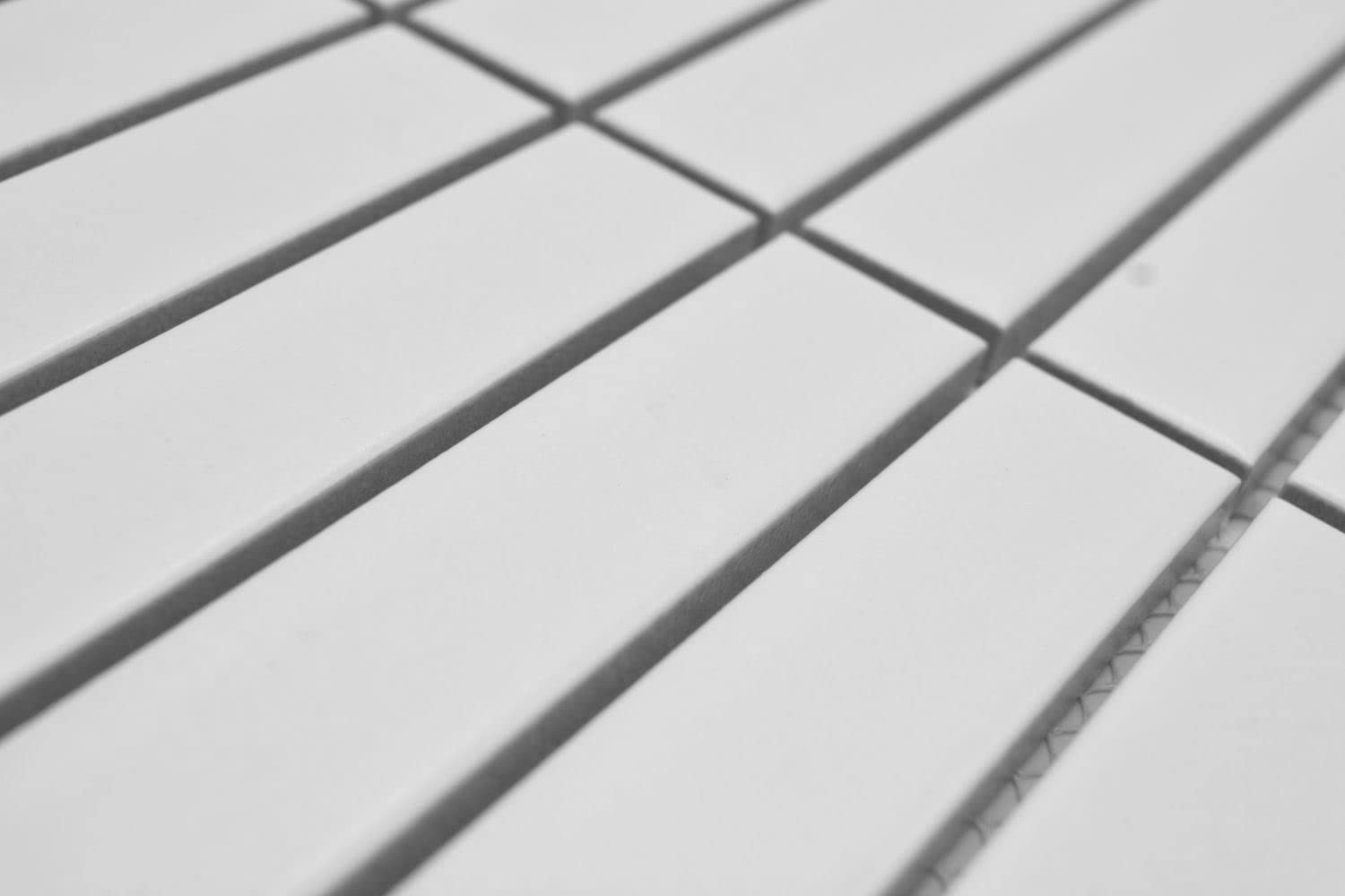 Mozaika biała o wyglądzie pałeczek, ceramiczna, matowa, prostokątna, na podłogę, do kuchni, łazienki,