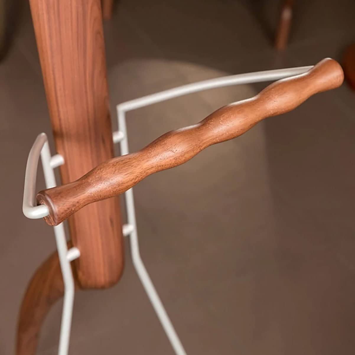 RajoNN Perchero de pie Trajes con Bandeja Superior, Percha de Contorno para Pantalones, Corbata y cinturón, fácil de Montar para Sala de Estar y Dormitorio (marrón, 46 x 126 cm)