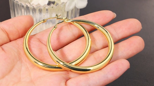 Orecchini a cerchio pendenti con goccia di moissanite a forma