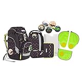 Gut durchdacht: Damit die kleinen ergobag-Träger auch beim Tragen von Sportrucksack- oder beutel genug Armfreiheit haben, lassen sich die beiden am ergobag pack festschnallen.