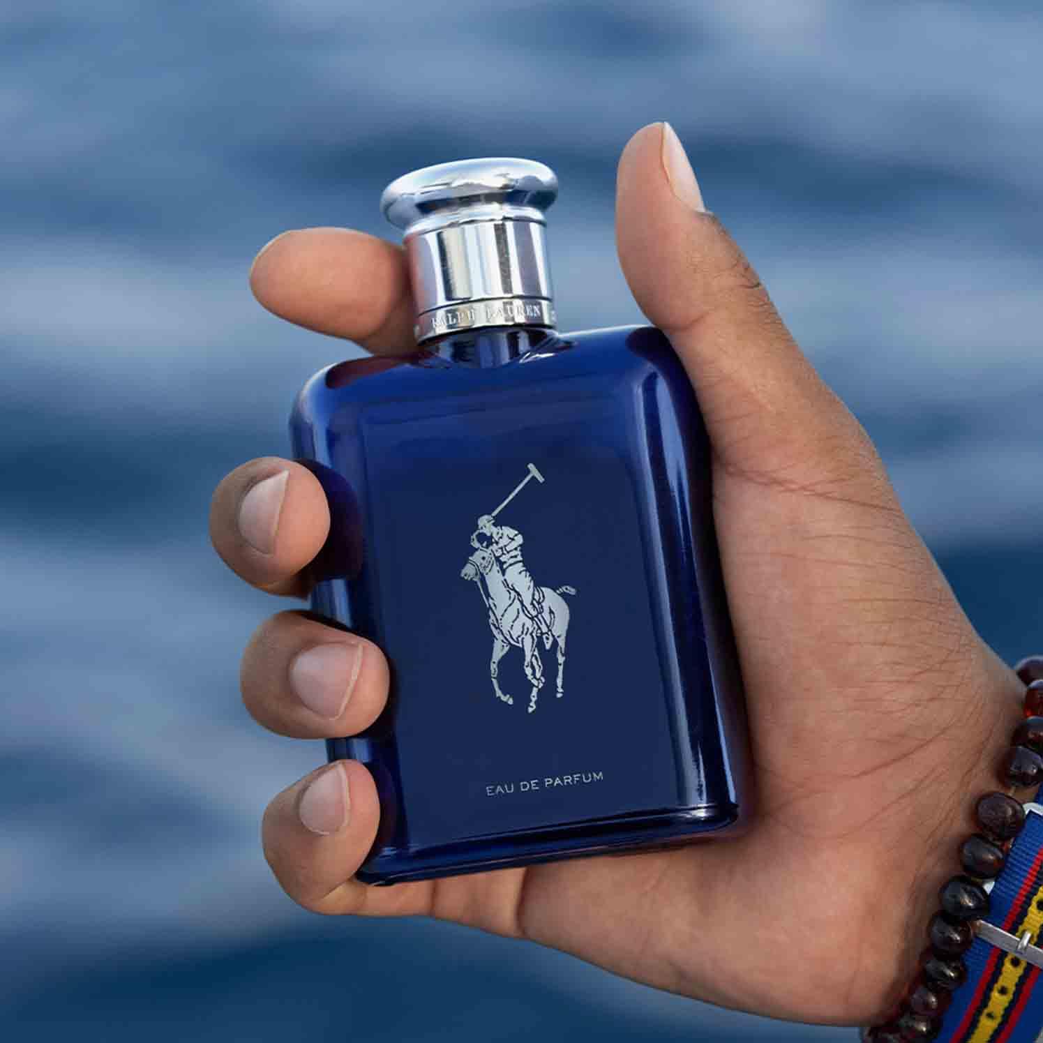 Ralph Lauren Polo Blue Eau de Parfum, Profumo Uomo Legnoso e Sofisticato, Fragranza Maschile Intensa ed Energizzante, Note di Bergamotto e Iris Blu, A Lunga Durata, Profumo di Lusso da Uomo, 75 ml