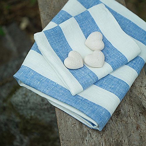 Drap de bain blanc cassé et bleu en lin lavé pour un rituel bien-être