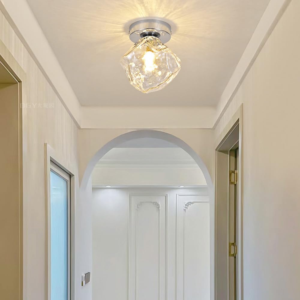 Nowoczesna lampa sufitowa z przezroczystego szkła, chromowane wykończenie w kolorze srebrnym, mały korytarz, wpuszczana sufit, nordyckie kostki lodu, wejście do szafy, ganku, korytarza