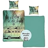 ☆ 𝐒𝐂𝐇𝐋𝐀𝐅𝐄𝐍 𝐖𝐈𝐄 𝐈𝐌 𝐔𝐑𝐋𝐀𝐔𝐁: Mit deiner Bettwäsche VW Bulli 135x200 kommst du dir vor wie im Urlaub. Egal ob am Strand unter Palmen oder in den Bergen, das Gefühl von Freiheit ist allgegenwärtig. Die nächste Reise ist nur 1 Traum weit entfernt