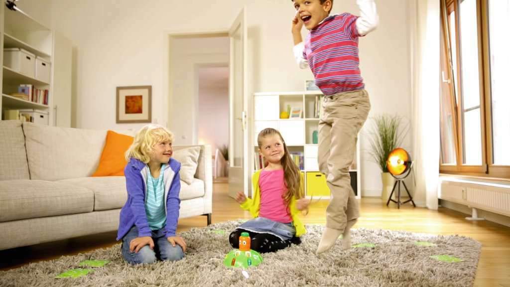 Ravensburger 21200 - Flotti Karotti, Bewegungsspiel für Kinder ab 4 Jahren, Familienspiel für Kinder und Erwachsene, Reaktionsspiel für 1-6 Spieler