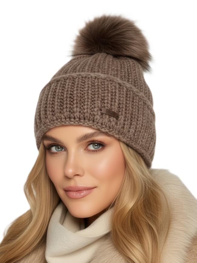 Baesics Strickmütze mit Bommel Classic für Damen & Herren – warme Unisex Wintermütze mit Fleecefutter & Kunstfell Pompon One Size – Beanie Stil