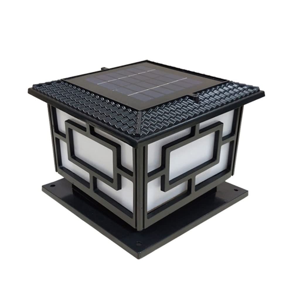 Lanterne solaire d'extérieur pour illuminer vos soirées de villa sur un pilier de cour