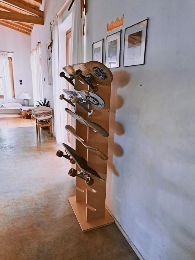 Rack skate 7 places vertical en bois gris classique pour un rangement optimal de vos planches
