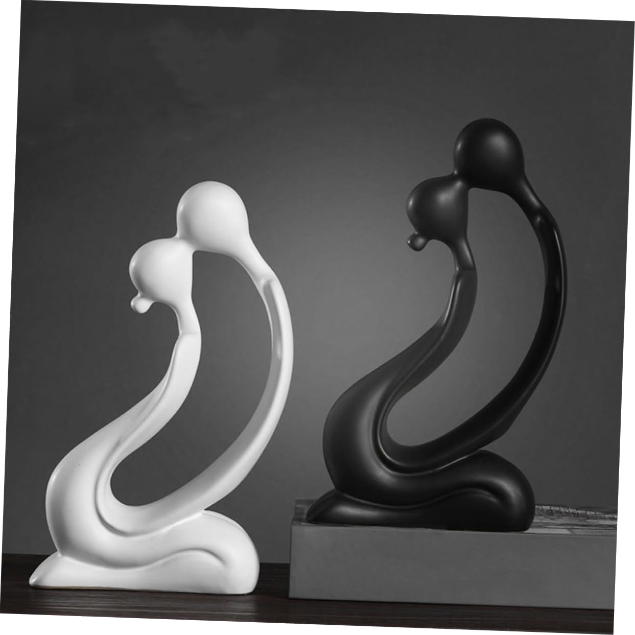 ifundom Abstrakte Liebespaar Figur aus Keramik als Tischdeko | Weißes Kunsthandwerk, Umarmungs-pose mit Abstrakter Form, für Wohnung und Hochzeitsfeier
