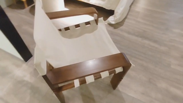Sillón de tela moderno blanco con estructura de madera miniatura 7