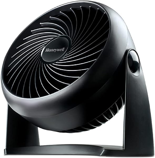 Vista frontal del ventilador Honeywell TurboForce HT900E4 mostrando su diseño compacto y rejilla de ventilación.