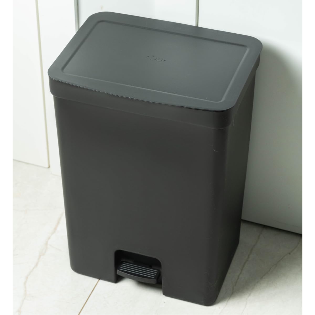 Lixeira para cozinha banheiro com pedal OU Trium 30 litros preta