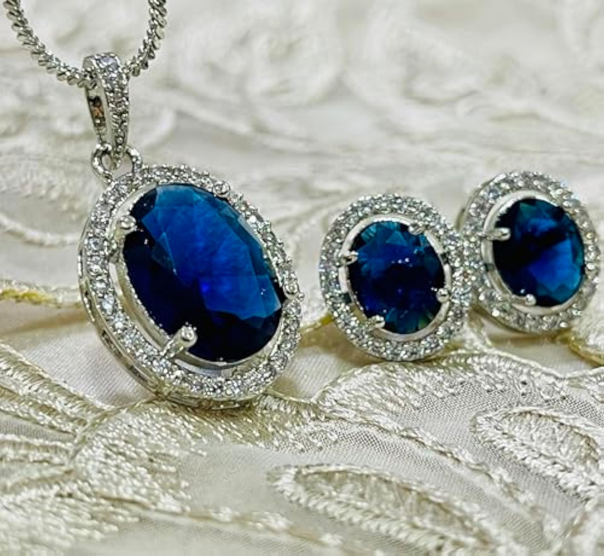 Indigo Oval Grand Pendant Set with Sapphire Crystal