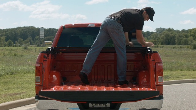 タコマ　2016〜2023 LEERハードシェル Amazon.com: LEER HF350M 3-Panel Folding Tonneau Cover, Fits 2016
