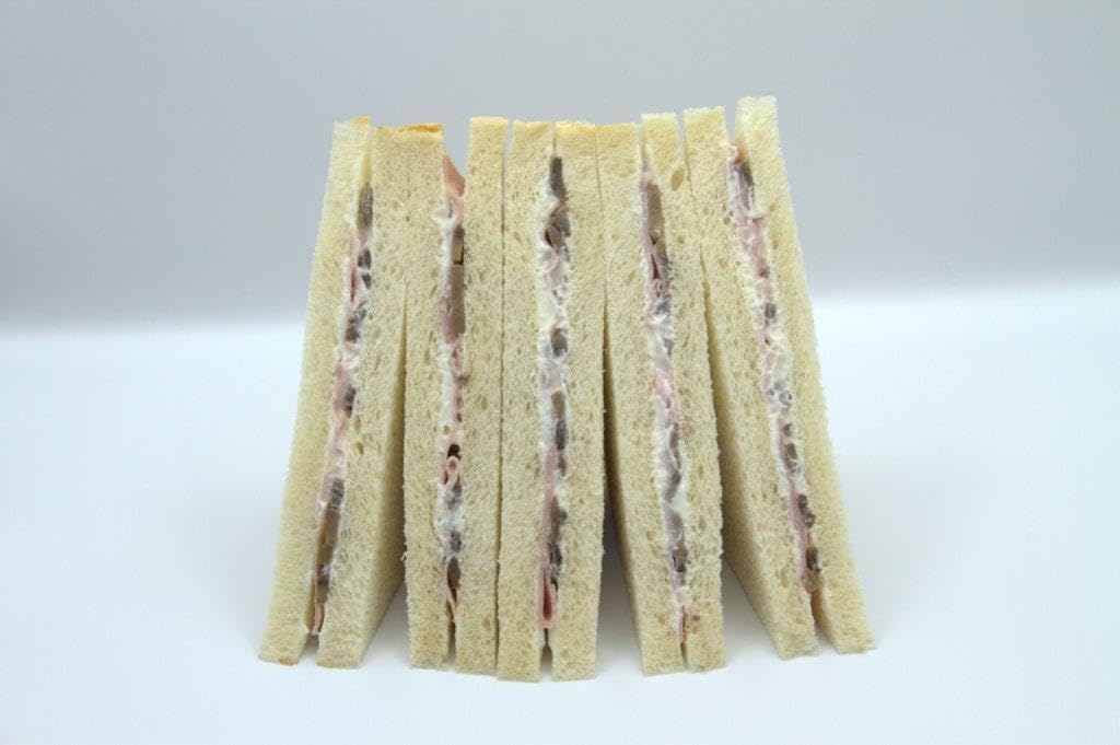 Confezione da 10 tramezzini gusti assortiti: 2 tonno e verdure 2 tonno e carciofi 2 tonno e uova 2 prosciutto cotto e formaggio e 2 prosciutto cotto e funghi