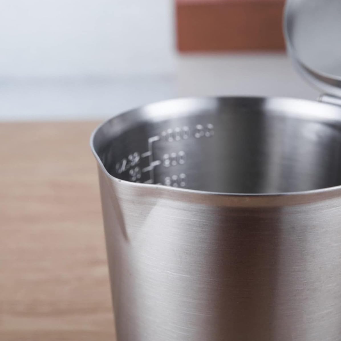 Taza Medidora Resistente Diseño Elegante con Tapa de Acero Inoxidable de 1000ml para Café y Leche Adecuado para Restaurantes y Bares