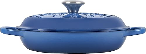 Miniatura 2 de Le Creuset Colección Noel: Signature - Copo de nieve en relieve de hierro fundido con perilla de acero inoxidable, 2.25 cuartos de galón, Marsella