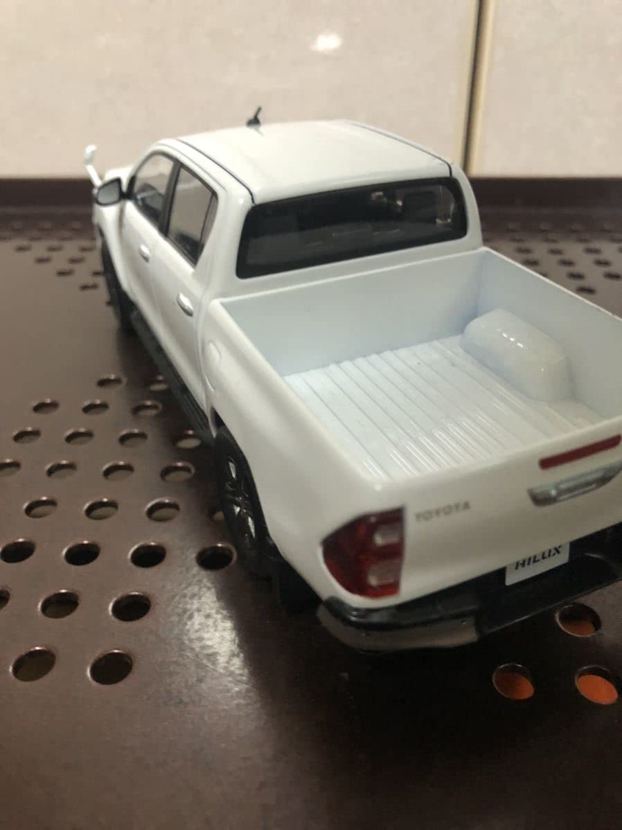Amazon | 新型ハイラックス 後期モデル 1/30 ミニカー カラーサンプル