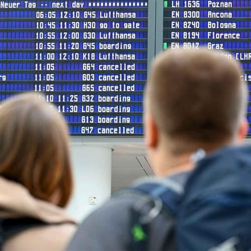 'Chaos' as drones down flights in Germany & Ukraine hits refinery 1400km inside Russia Podcast Por arte de portada