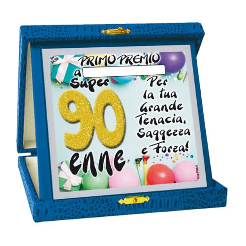 La targhetta 90 anni è facile da posizionare su mobili, mensole o tavoli durante la festa e rimane un ricordo duraturo anche dopo l’evento. Perfetta come gadget 90 anni decorativo, è un pensiero che continua a raccontare una storia anche nel tempo, accompagnando i ricordi di una giornata speciale;