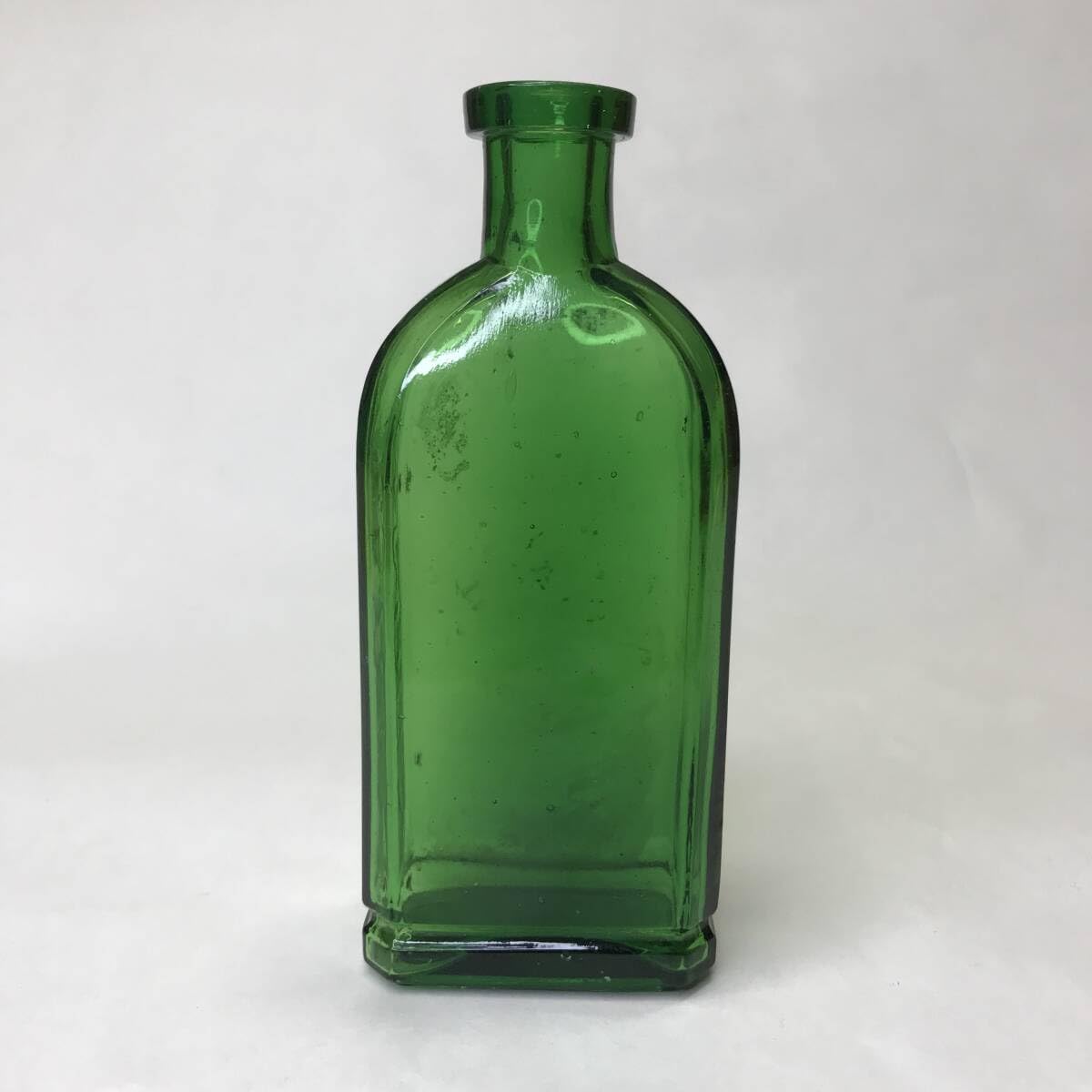 レトロ　昔のコロン緑色 八角形 ガラス瓶 高さ約15cm ヘチマコロン レトロ 昔のコロン緑色 八角形 ガラス瓶 高さ約15cm ヘチマコロン