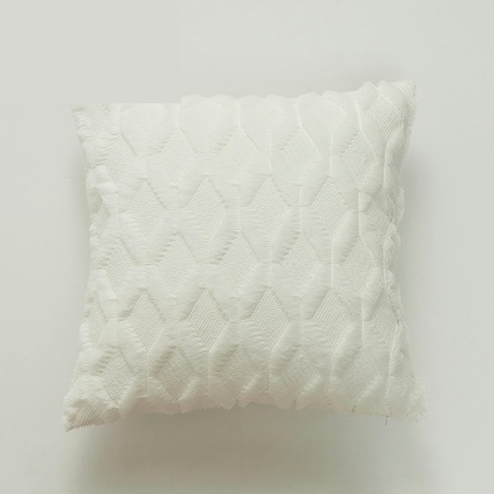 Housse de coussin en peluche losange pour un canapé cocooning au salon cet hiver