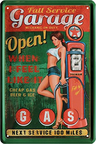 Pin Up Girl an der Tankstelle